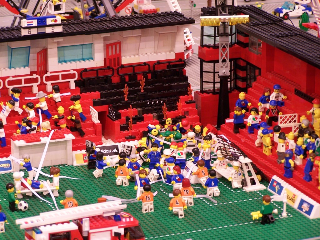 lego-world-2009-360-moc-incident-city.jpg