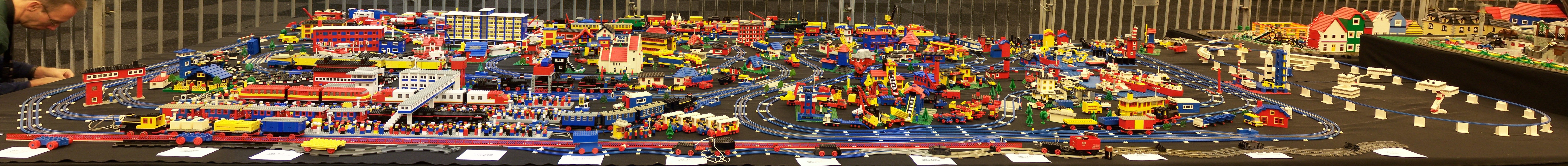 lego-world-2009-423-moc-trains-niels-panorama.jpg