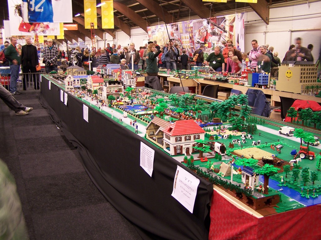 lego-world-2009-438-moc-trains.jpg