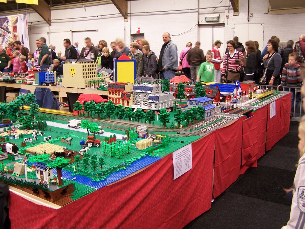 lego-world-2009-439-moc-trains.jpg