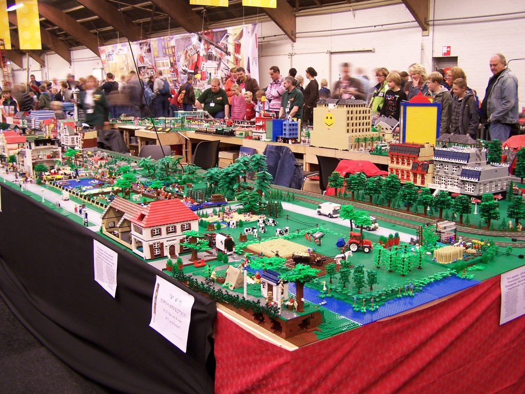 lego-world-2009-440-moc-trains.jpg