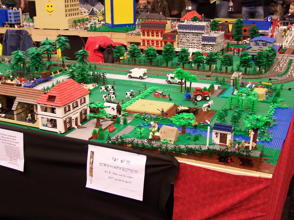 lego-world-2009-442-moc-trains.jpg