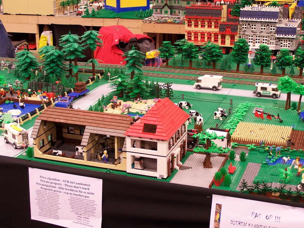 lego-world-2009-443-moc-trains.jpg