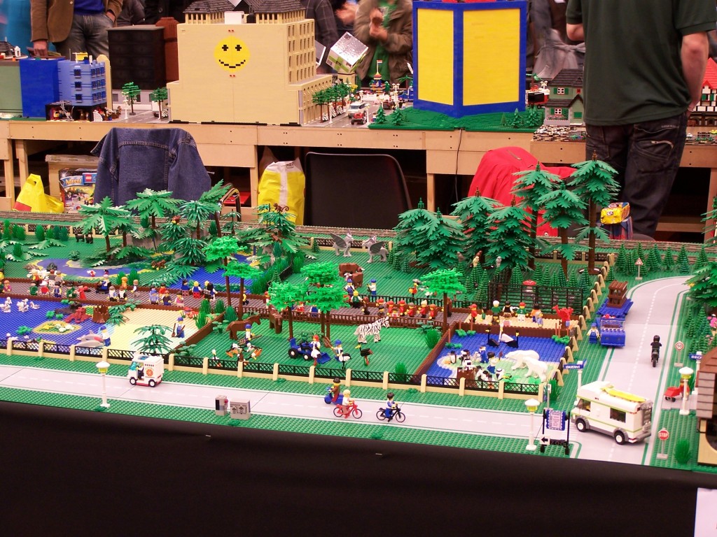 lego-world-2009-444-moc-trains.jpg