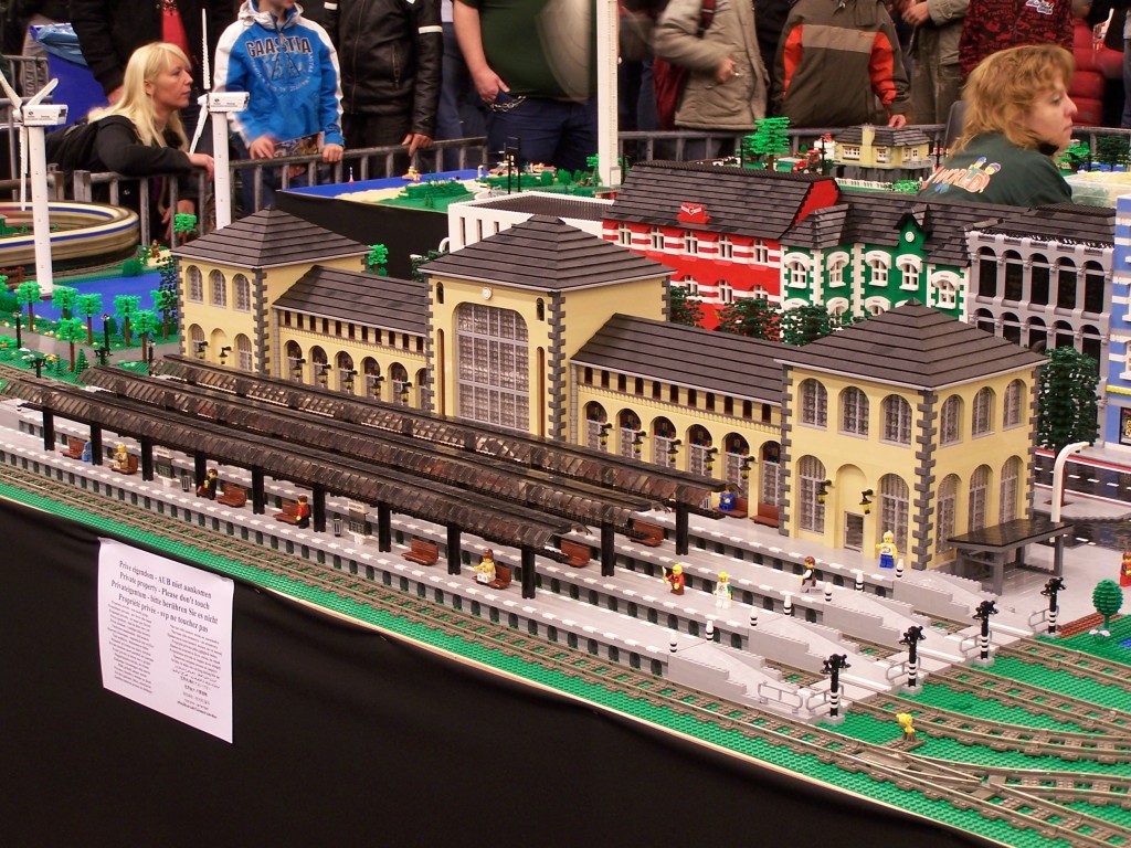 lego-world-2009-463-moc-trains.jpg