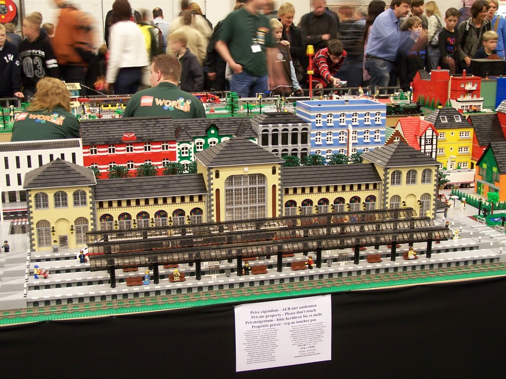 lego-world-2009-466-moc-trains.jpg