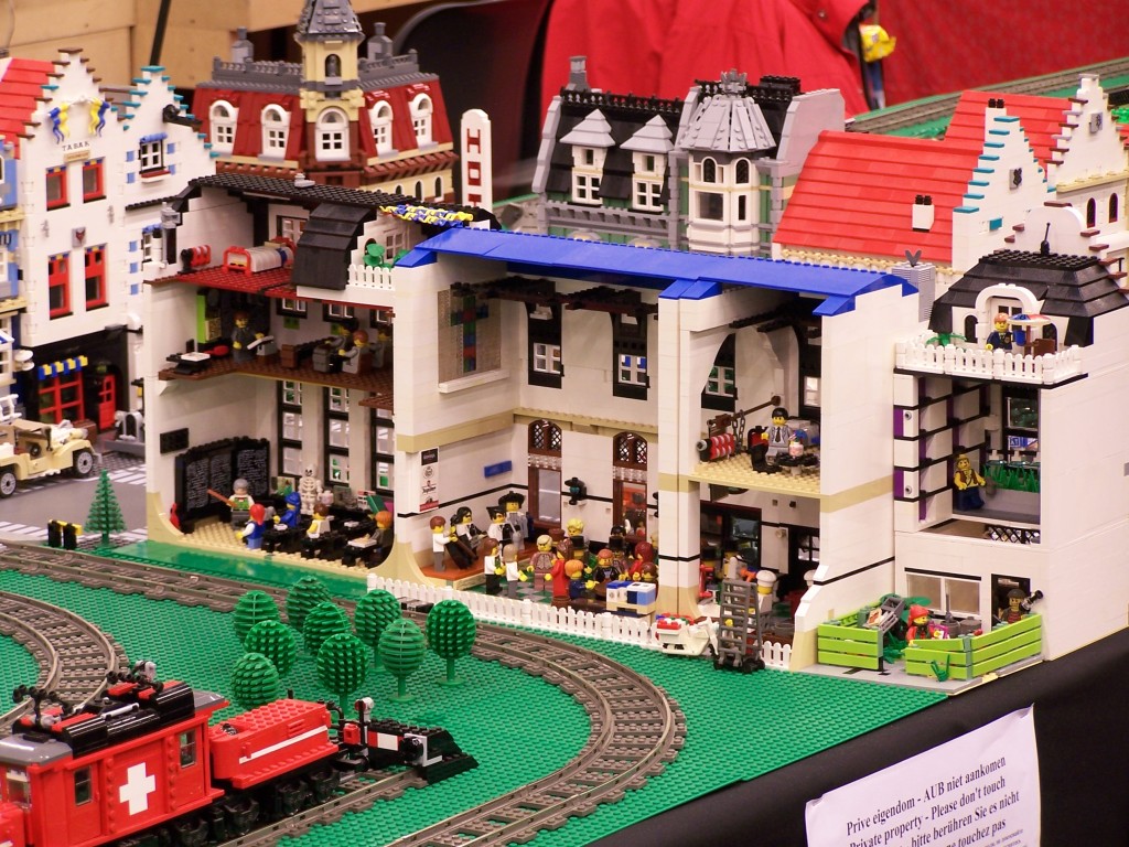 lego-world-2009-468-moc-trains.jpg