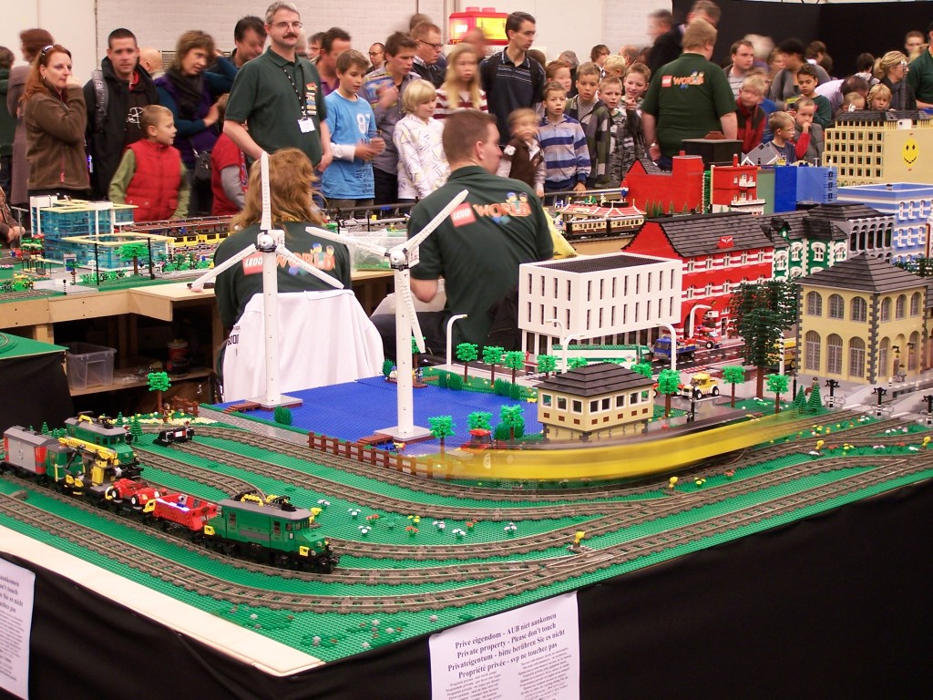 lego-world-2009-469-moc-trains.jpg