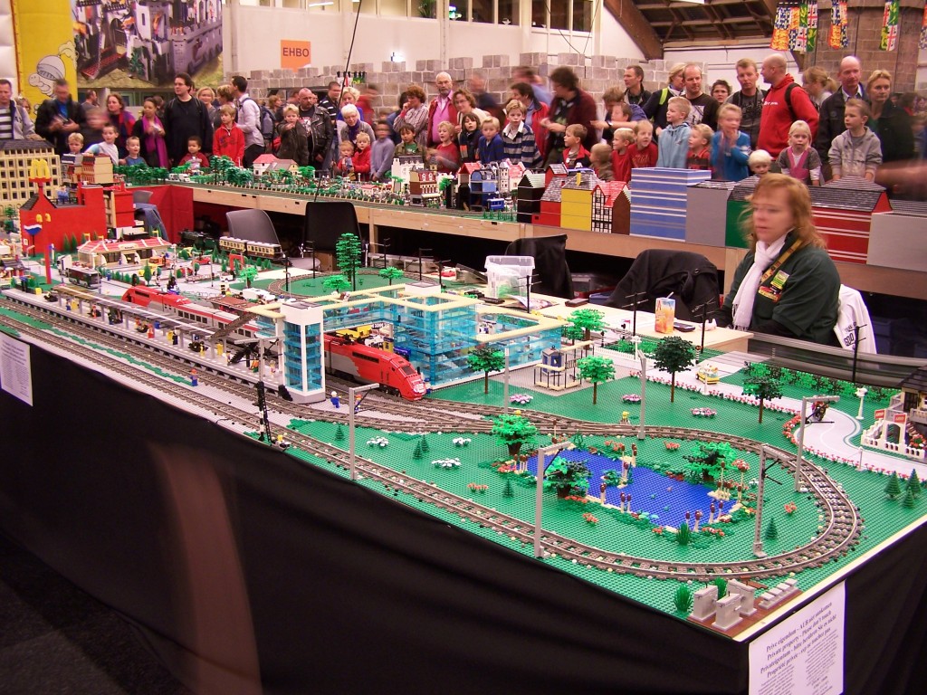 lego-world-2009-473-moc-trains.jpg