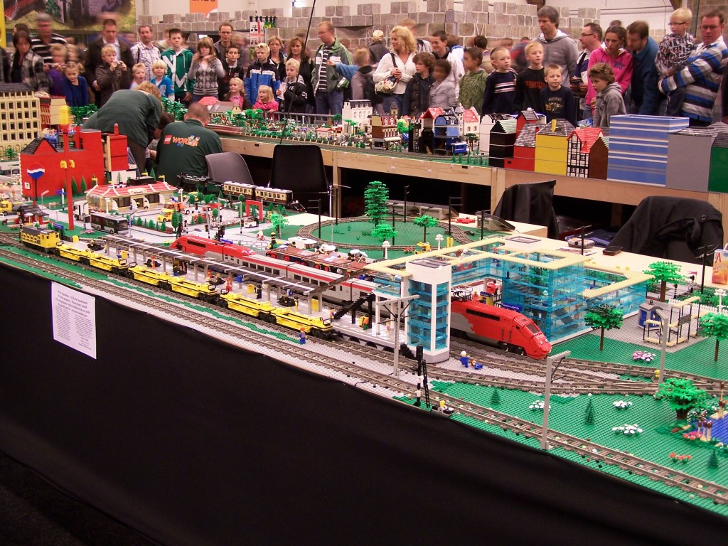 lego-world-2009-477-moc-trains.jpg