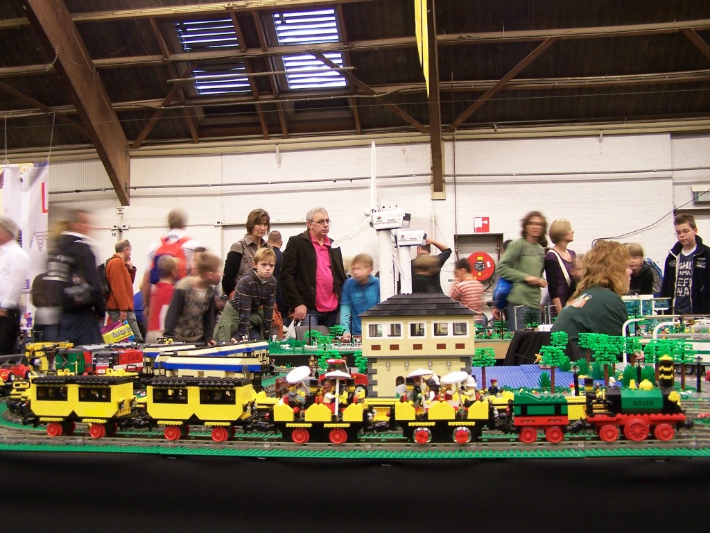 lego-world-2009-493-moc-trains.jpg