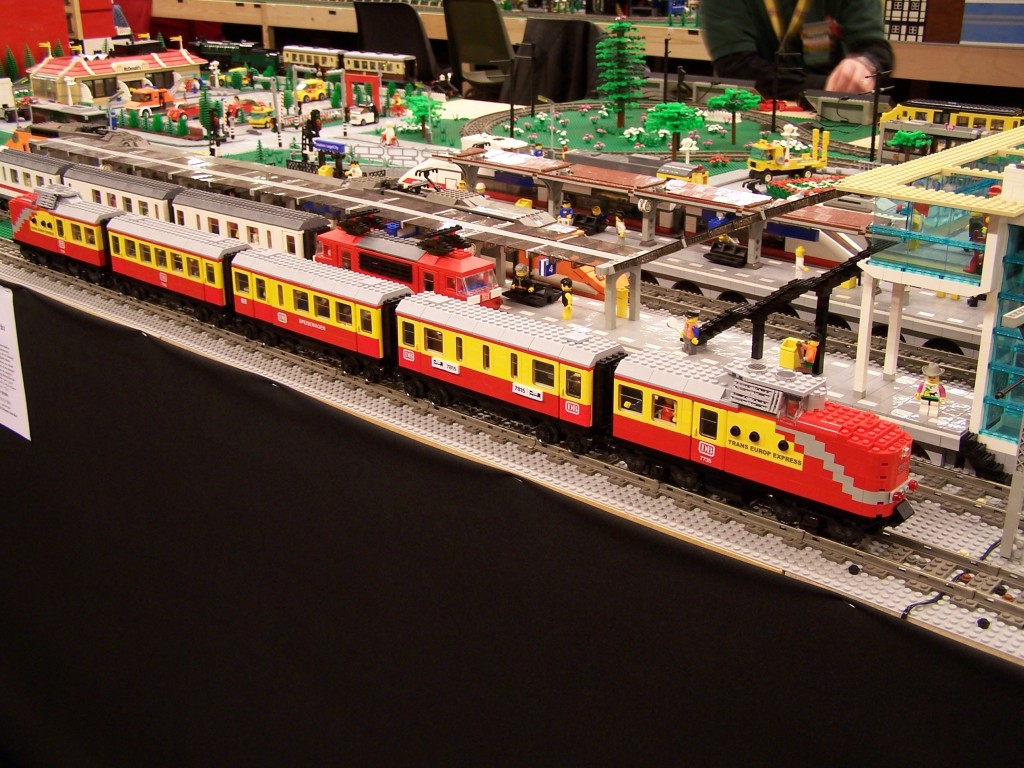 lego-world-2009-494-moc-trains.jpg