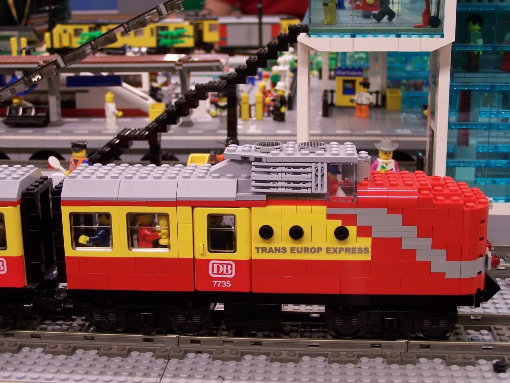lego-world-2009-495-moc-trains.jpg