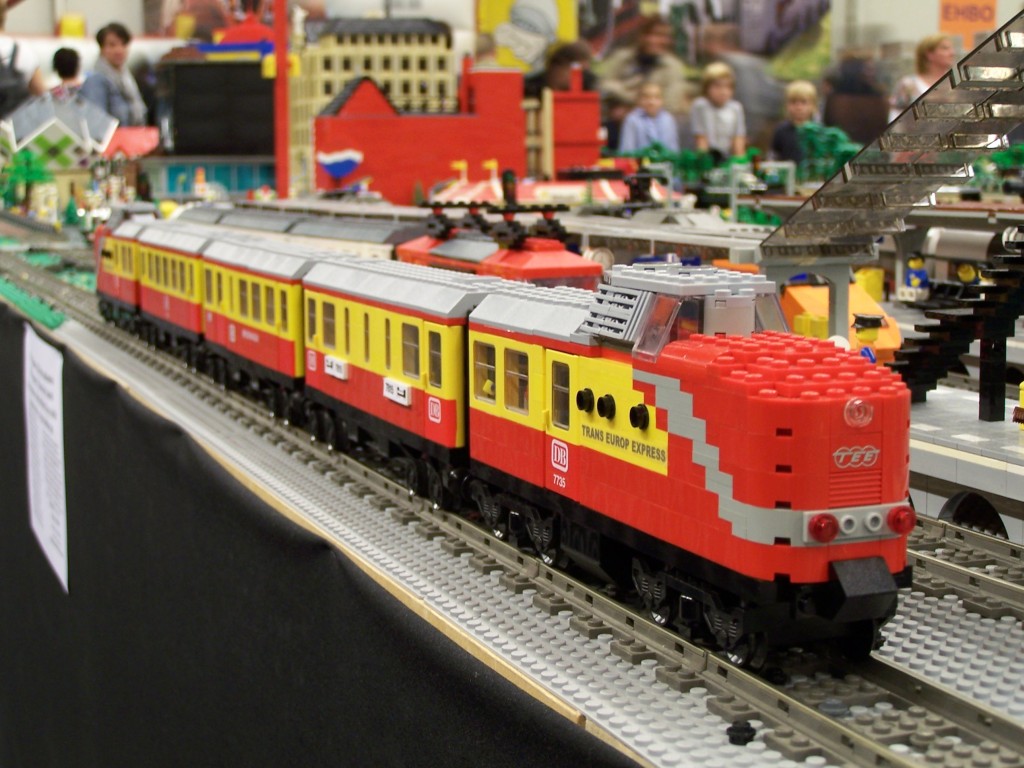 lego-world-2009-497-moc-trains.jpg
