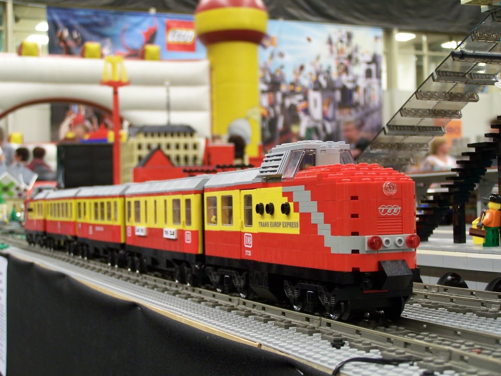 lego-world-2009-498-moc-trains.jpg