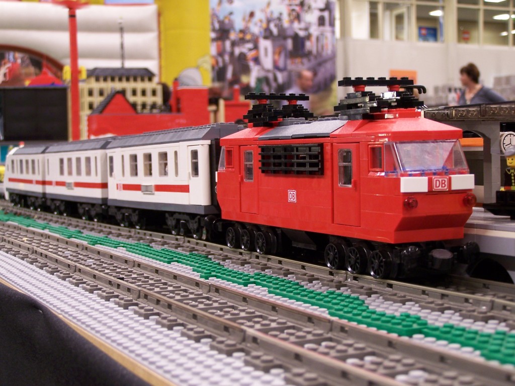 lego-world-2009-499-moc-trains.jpg