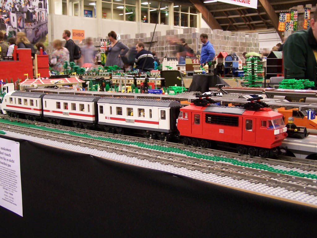 lego-world-2009-502-moc-trains.jpg