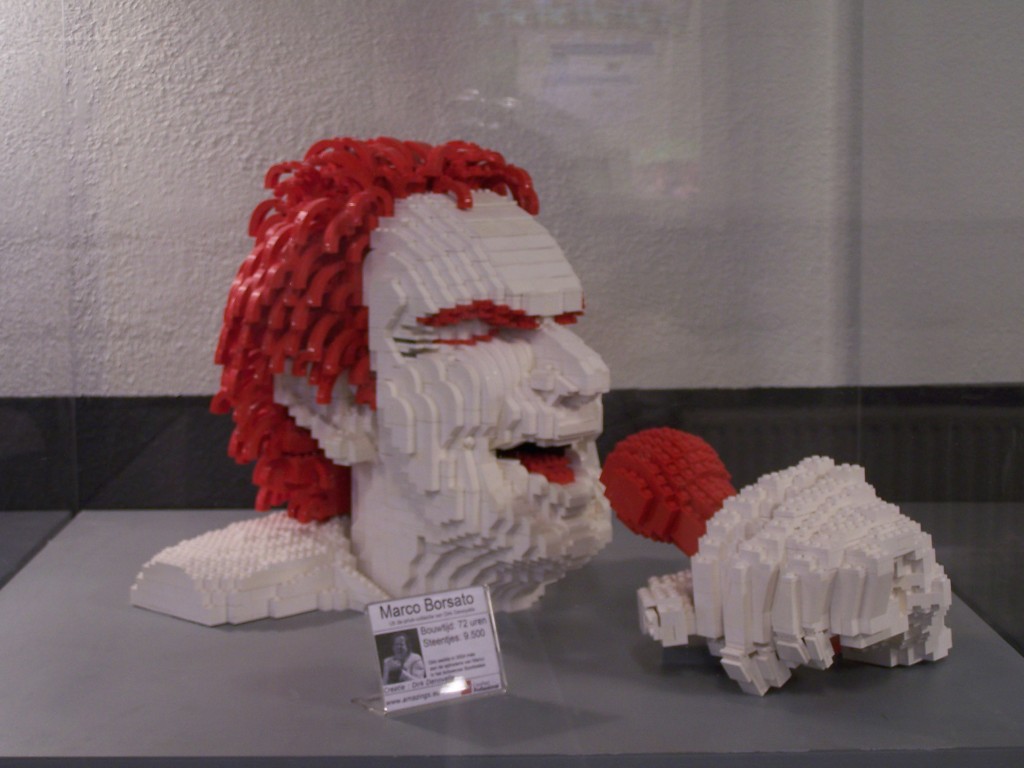 lego-world-2009-459-heads.jpg