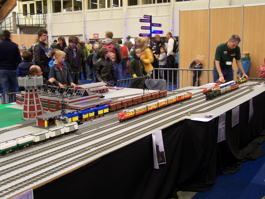 lego-world-2010-lego-world-2010-trains-belug-layout-003.jpg