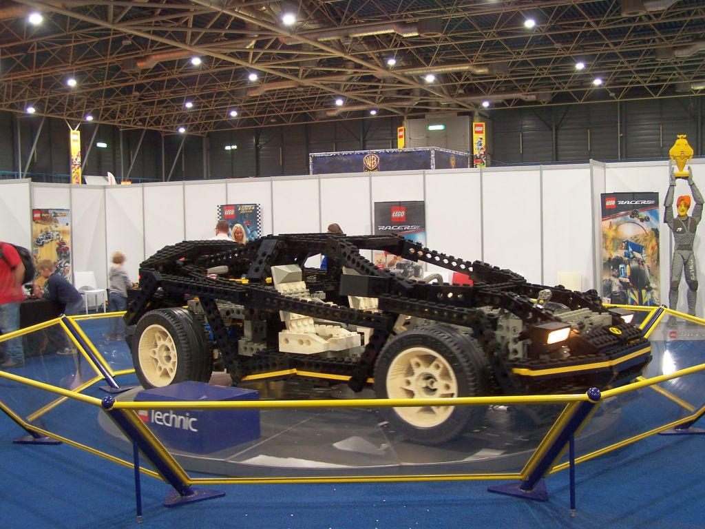 8880_super_car_show_model-002.jpg