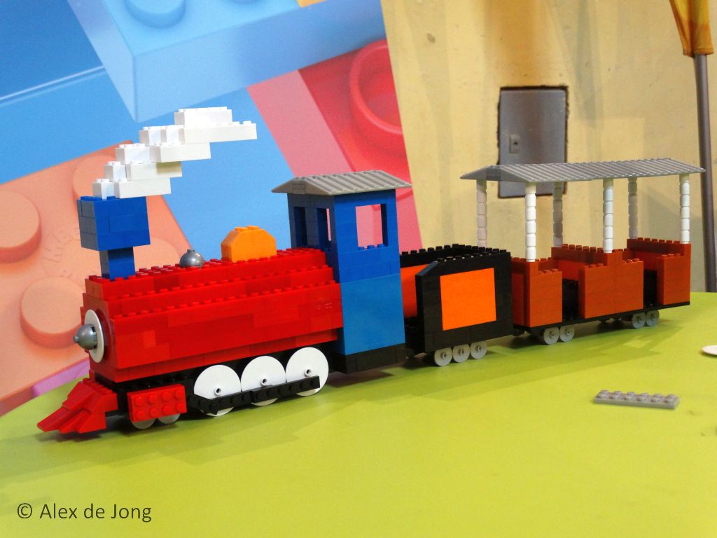 047-new_moc_megabloks_train.jpg