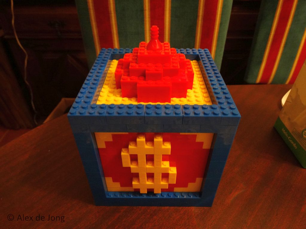 085-new_moc_megabloks_scrooge_mcducks_money_bin.jpg