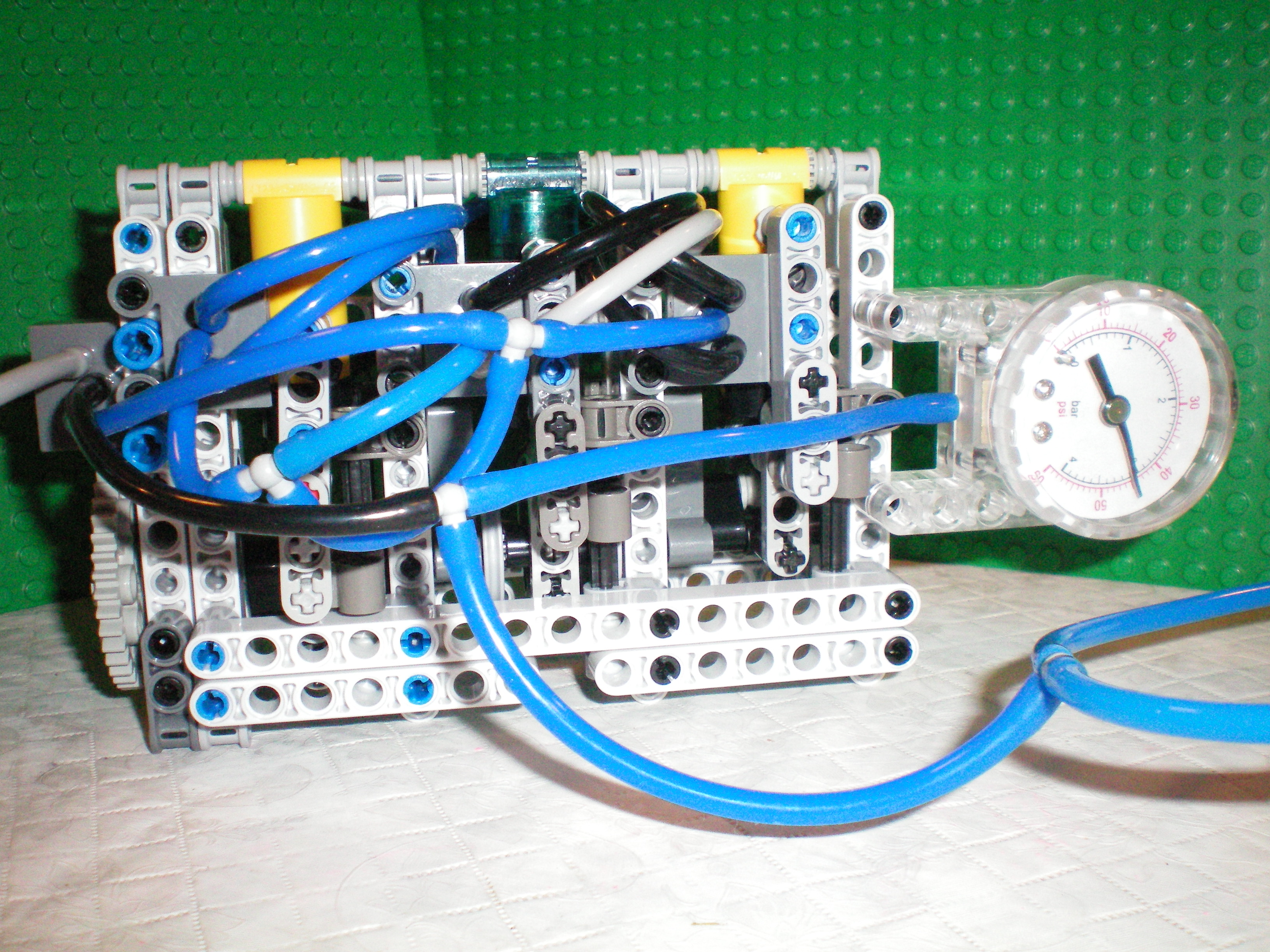 lego_inline_scotch_yoke_engine_v2.0.jpg