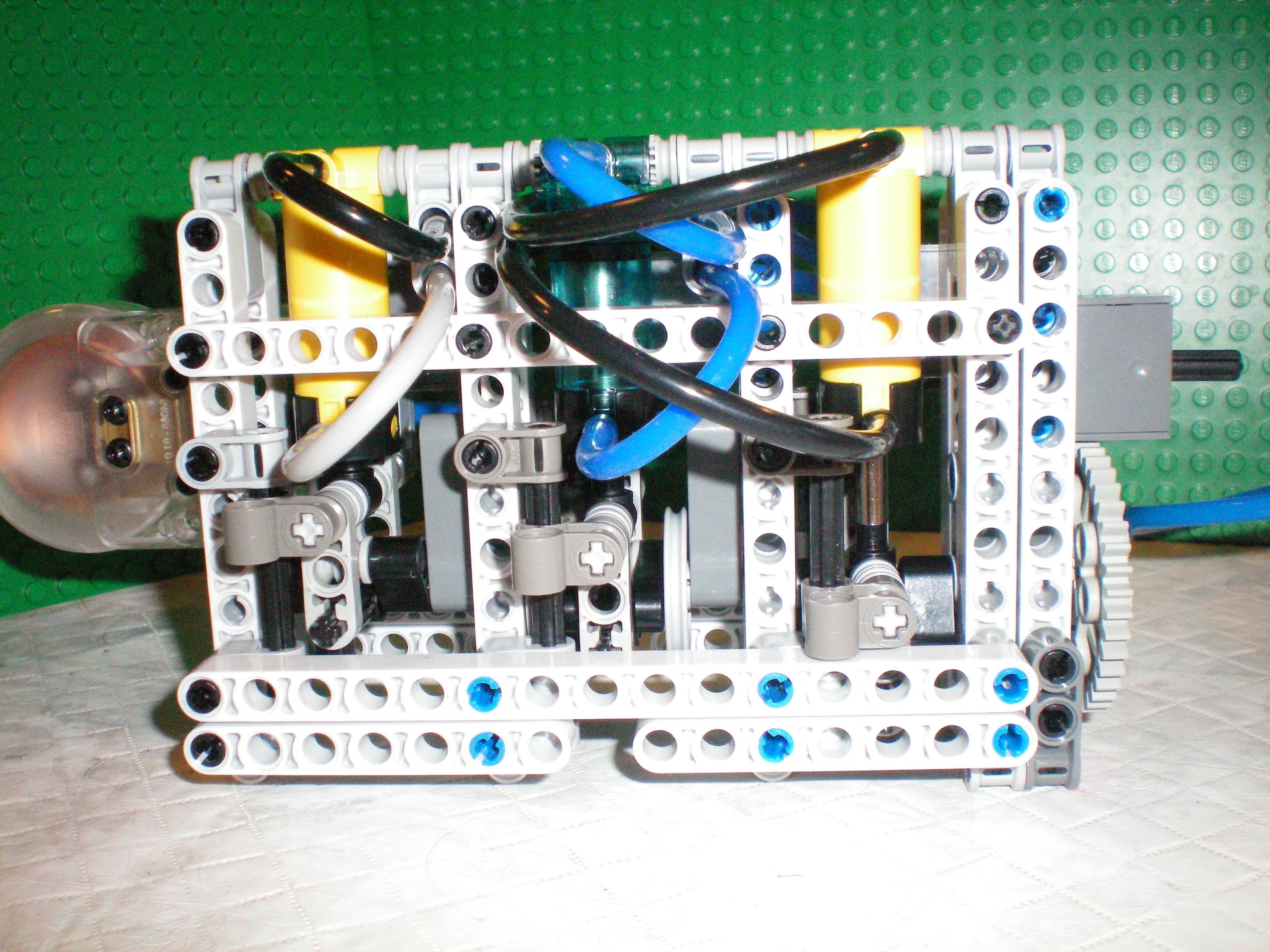 lego_inline_scotch_yoke_engine_v2.0_back_view.jpg