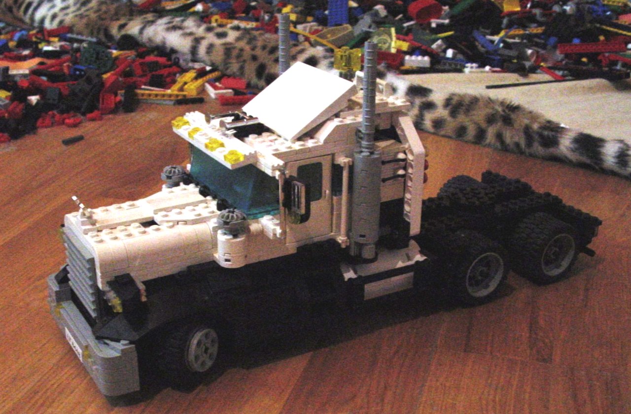 truck_white_01.jpg