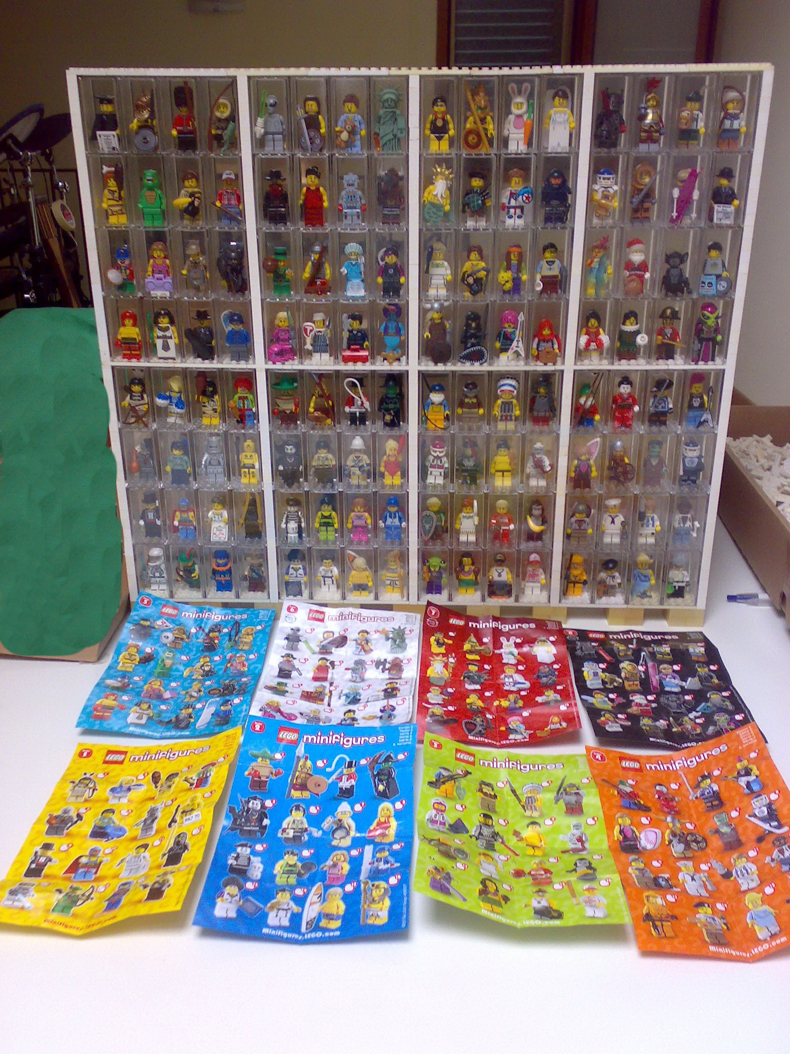 minifigures_8_con_foglietti.jpg