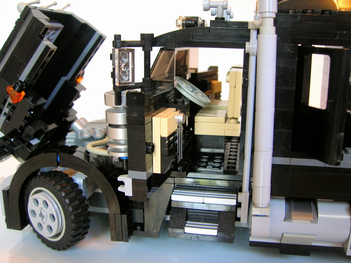 model_team-american_style_truck_interior.jpg