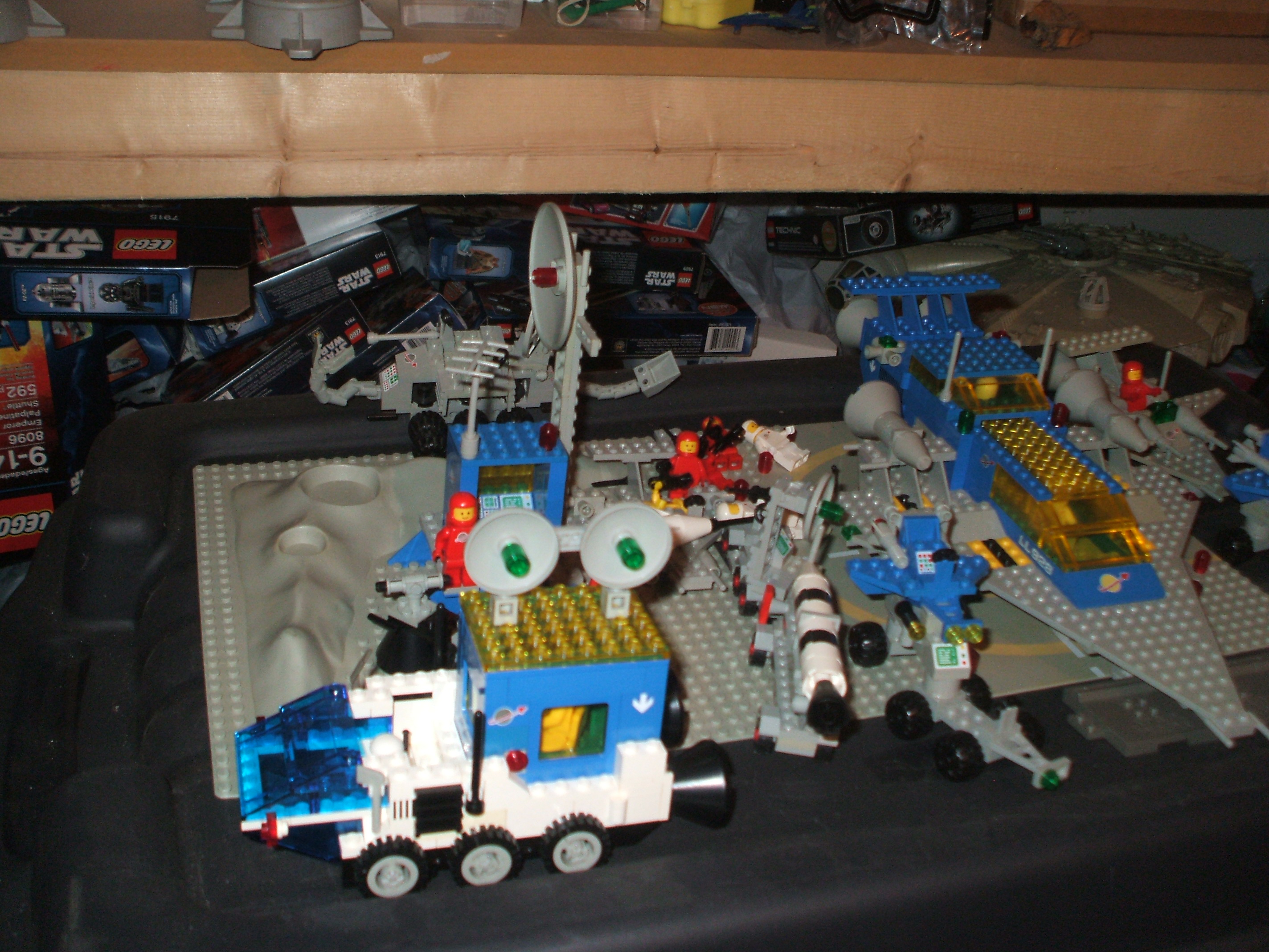 classic_space_lego_2011-10-02.jpg