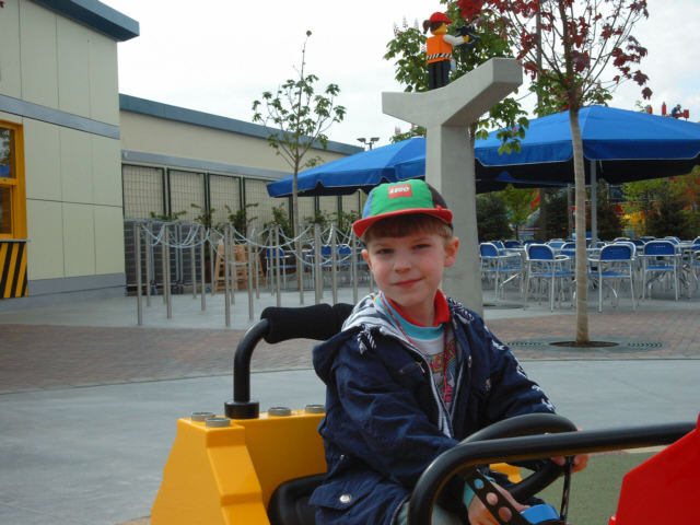 003_philipp_im_auto.jpg