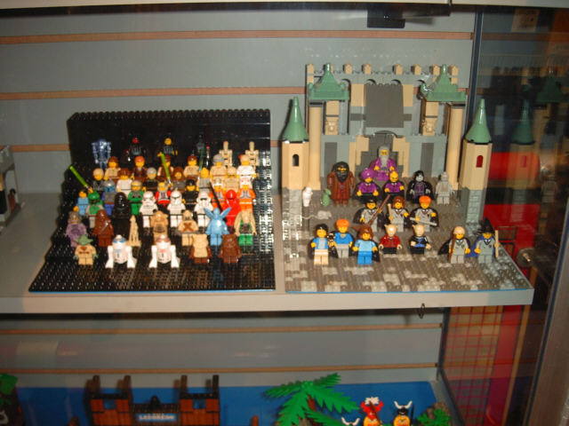 008_figurenvitrine2.jpg
