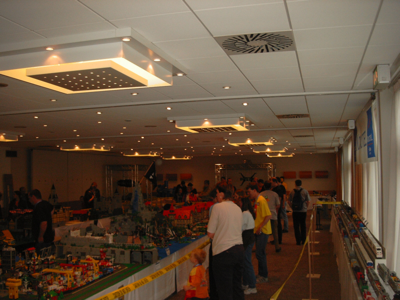 1000steineland2003_saal.jpg