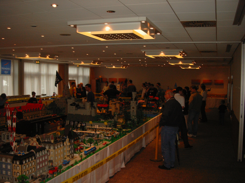 1000steineland2003_saal2.jpg
