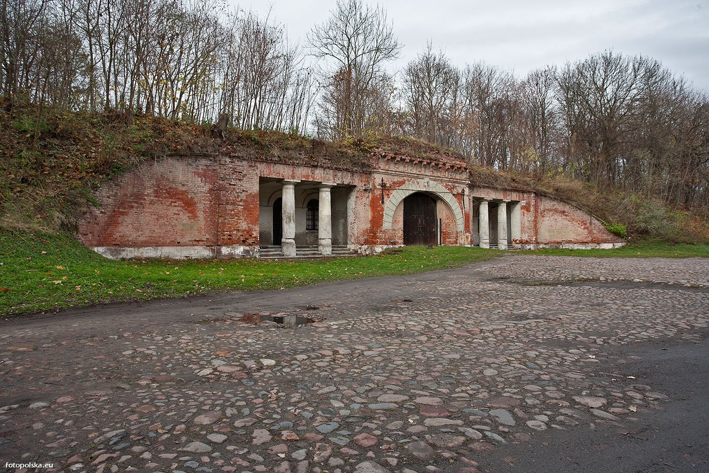 bramaponiatowskiego1.jpg