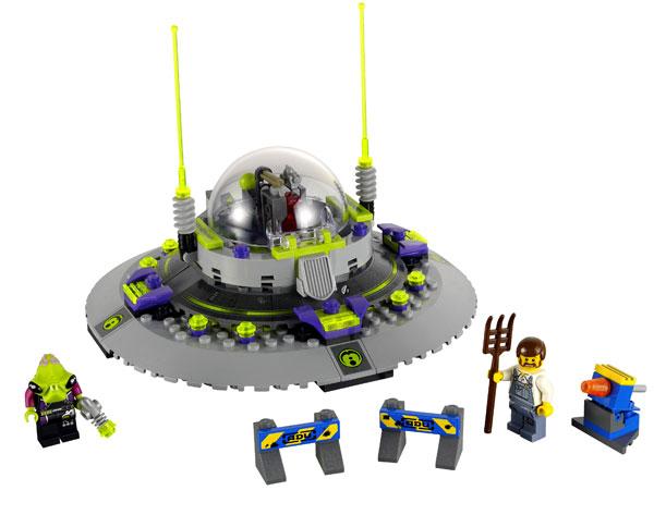 lego-ufo-aliens-110216-02.jpg