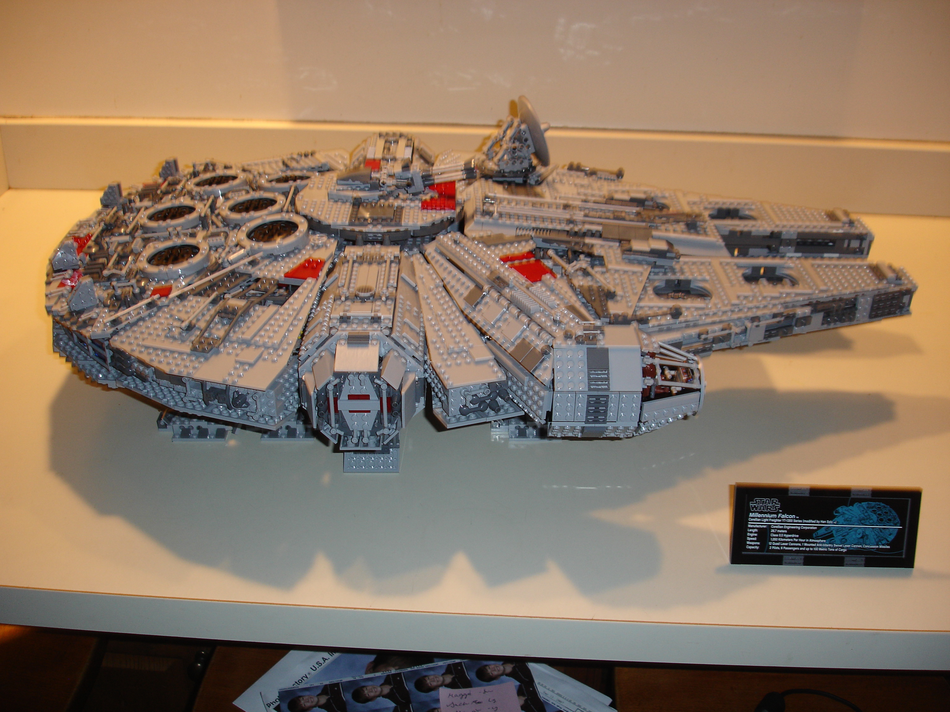 01._ucs_millenium_falcon.jpg