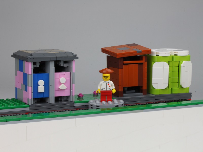 89_theme_park_toilets.jpg