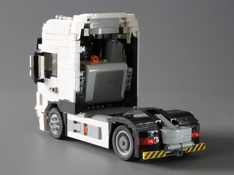 4white_version_rear.jpg