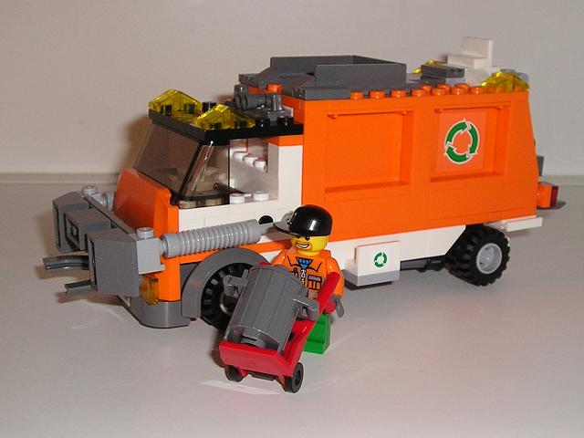 3minifig.jpg