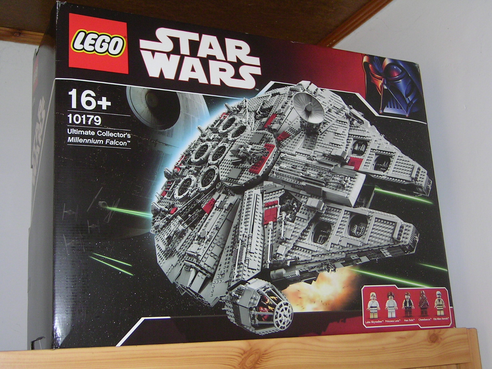 10179_millennium_falcon_ucs.jpg