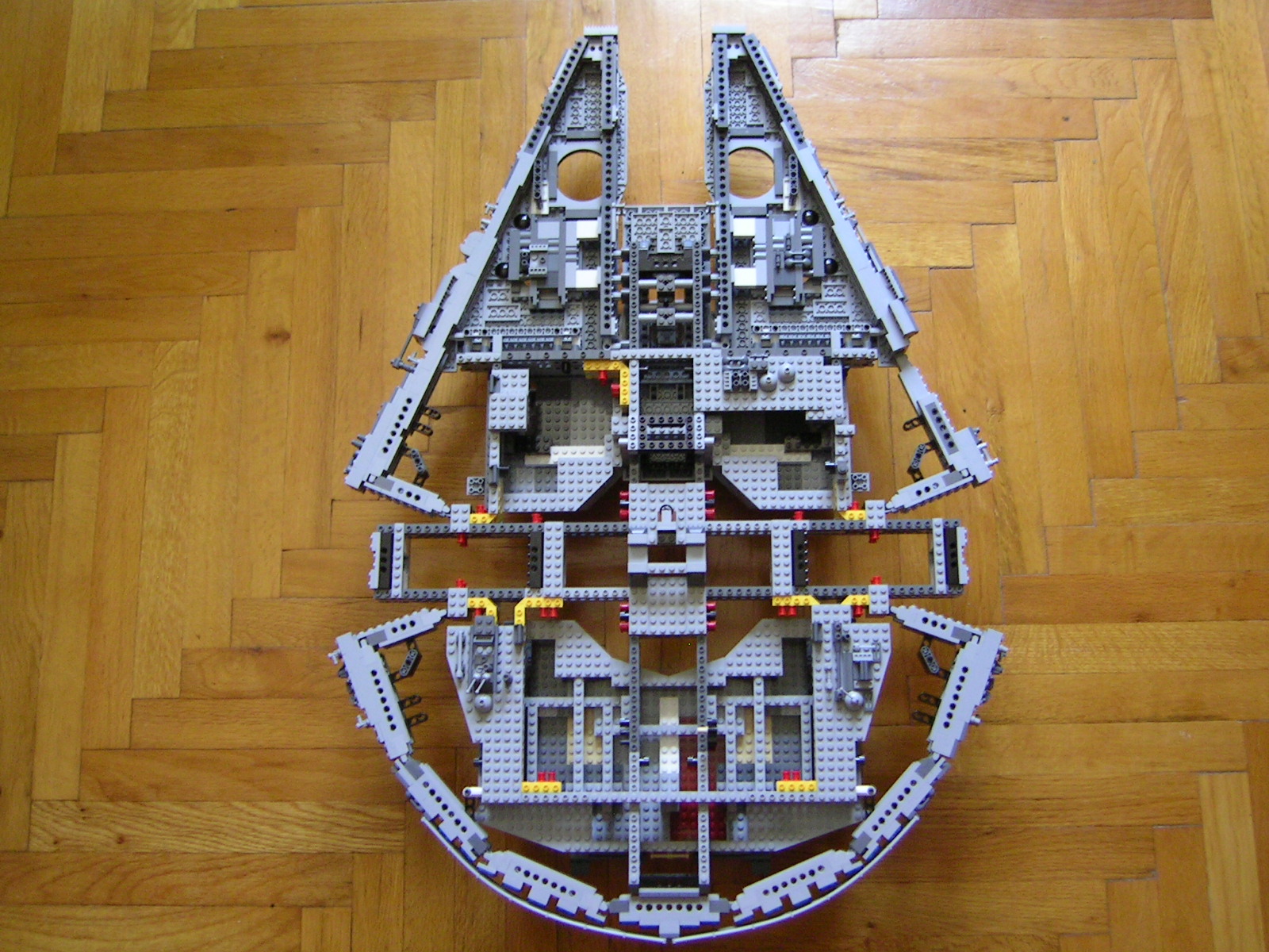 10179_millennium_falcon_ucs_11.jpg