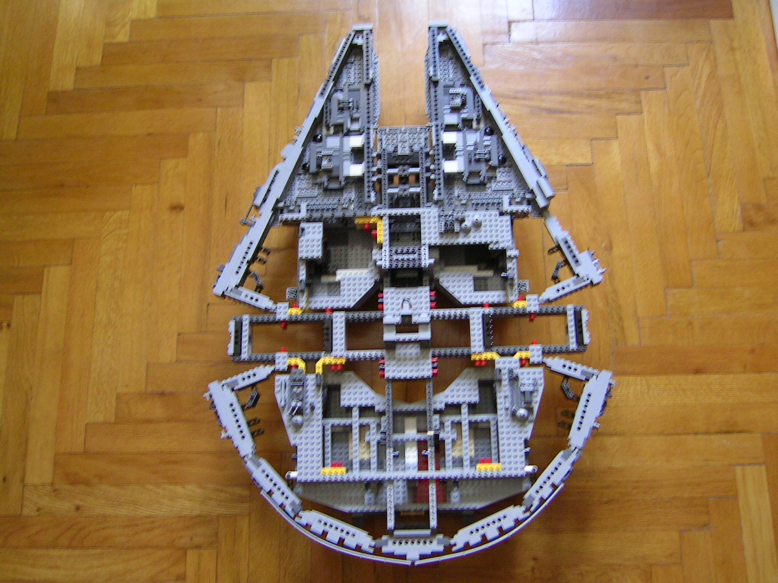 10179_millennium_falcon_ucs_12.jpg