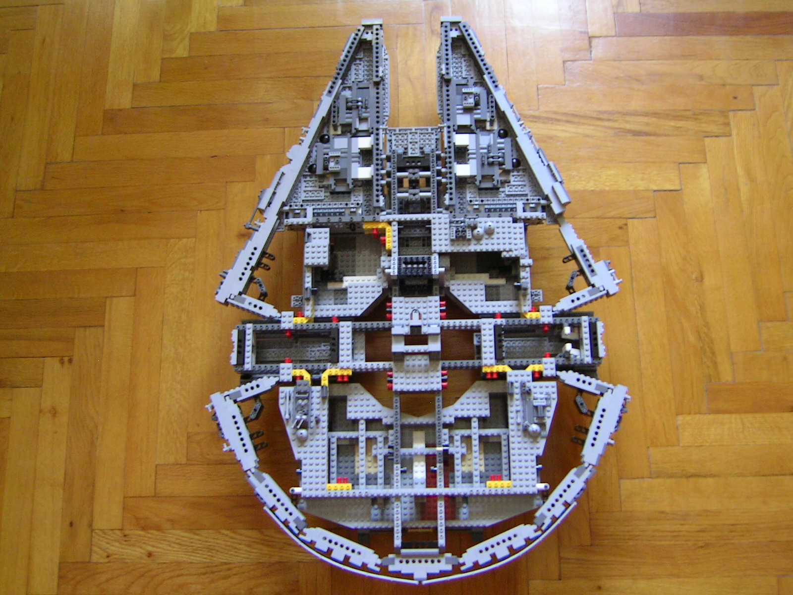 10179_millennium_falcon_ucs_13.jpg