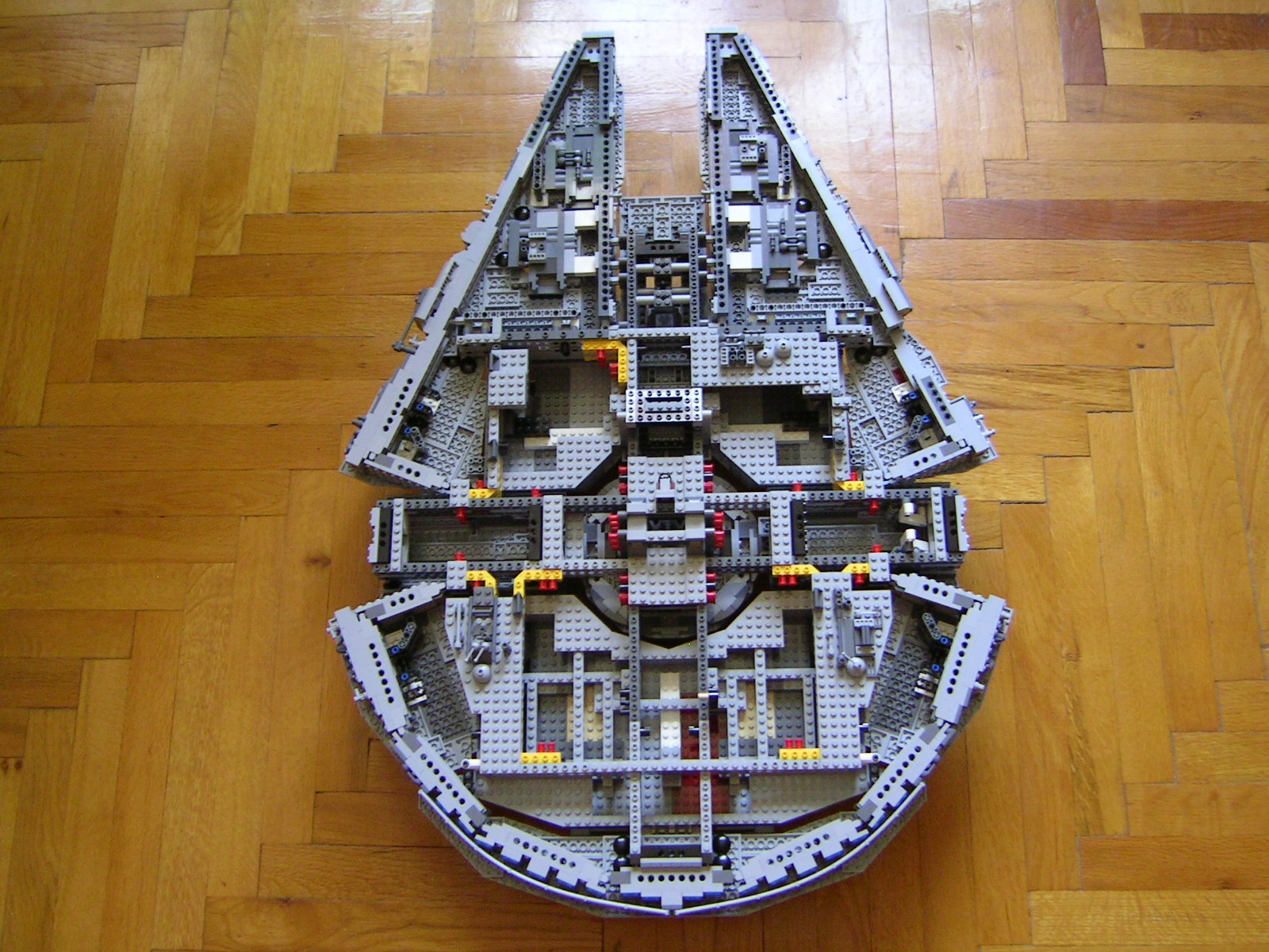 10179_millennium_falcon_ucs_15.jpg