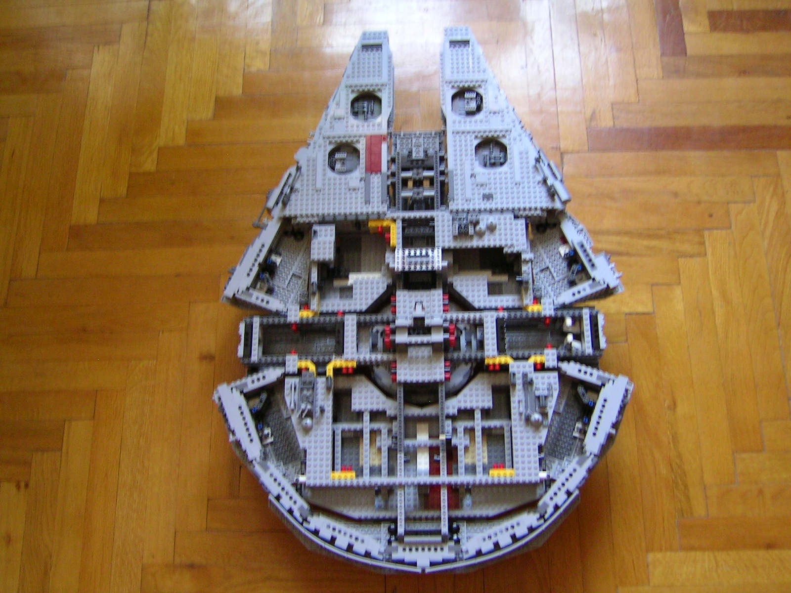 10179_millennium_falcon_ucs_16.jpg