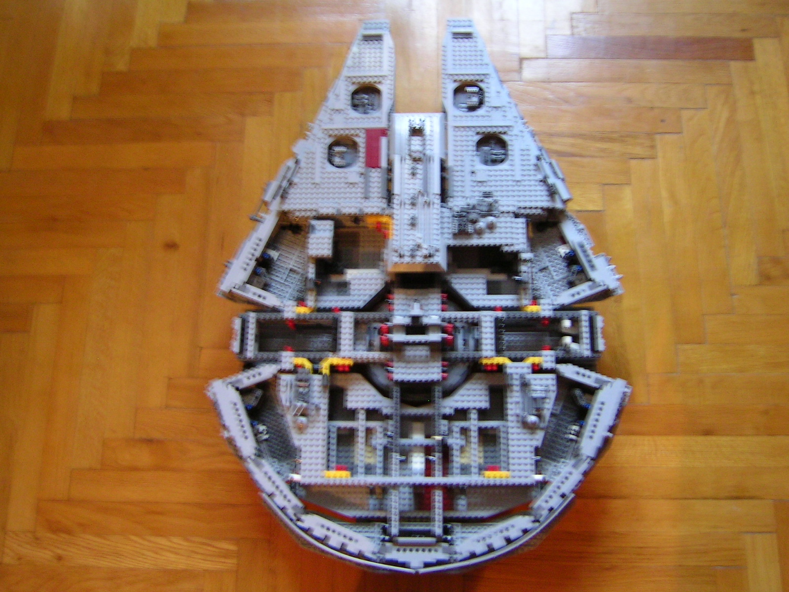 10179_millennium_falcon_ucs_17.jpg