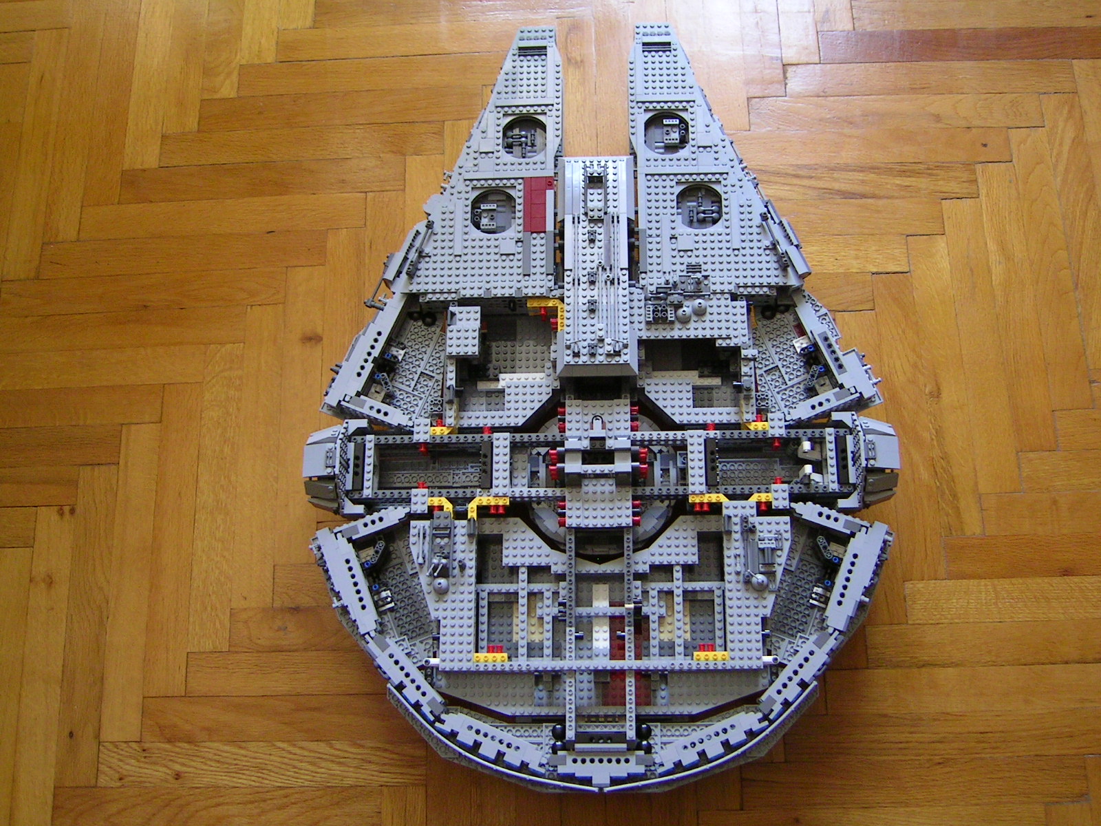 10179_millennium_falcon_ucs_18.jpg